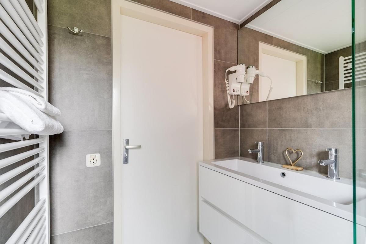 Kleine Zanglijster I Prachtig Huisje Nabij Bosrand Zwiggelte Esterno foto